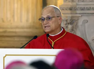 El papa León XIV pronuncia un discurso en el Salón de las Columnas durante el acto de bienvenida oficial al Sumo Pontífice que tiene lugar este sábado en el Palacio Real. Foto: EFE