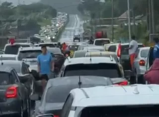 Hubo carros varados, calles convertidas en ríos y largas filas de vehículos avanzando a paso de tortuga.