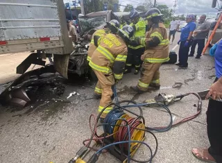 El panel de carga ligera que conducía la víctima colisionó contra el articulado cuando este ingresaba a una vía lateral.  /  Foto: BCBRP