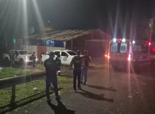 Funcionarios del Ministerio Público llegaron posteriormente para iniciar las investigaciones y realizar el levantamiento del cadáver.