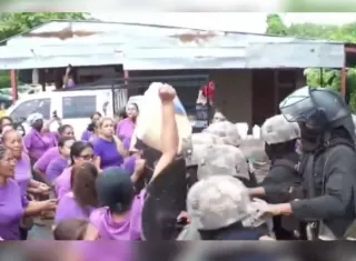 Familiares de los privados de libertad pedían el ingreso de alimentos. 