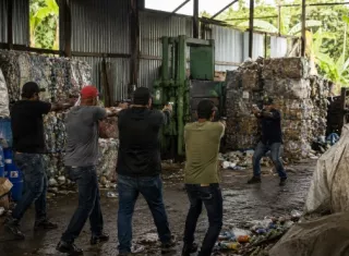 El propietario de una empresa recicladora, ubicada en la comunidad de San Pedro, sector C, llegó a su local y encontró en el interior a cuatro sujetos armados.