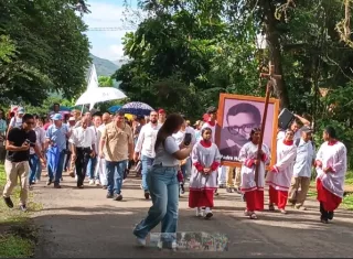 Las actividades iniciaron con una caminata en la que participaron residentes, fieles católicos y personas que mantienen vivo el legado del religioso.