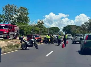 En el accidente están involucrados una camioneta y un sedán.  /  Foto: TraficoCpanama