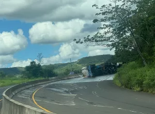 El camión cistena volcado en Santiago transportaba aceite vegetal.  / Foto: BCBRP