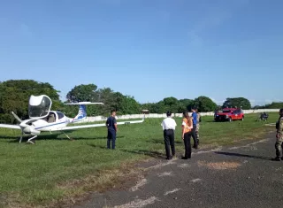  la avioneta sufrió un percance al tocar tierra y terminó fuera de la pista.