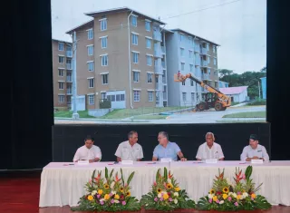 Las nuevas soluciones habitacionales están distribuidas en 20 torres de edificios de cuatro niveles, con apartamentos de dos y tres recámaras.