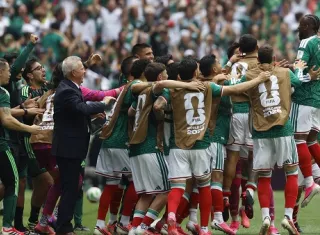 Jugadores del equipo de México celebran el gol de Julián Quiñonez. Foto: EFE