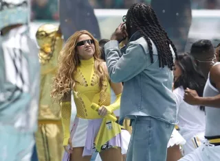 La cantante colombiana Shakira (i) y el nigeriano Burna Boy se presentan en la inauguración del Mundial de la FIFA. Foto: EFE