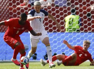 Cyle Larin (i), autor del gol del empate de Canadá ante Bosnia y Herzegovina. Foto: EFE