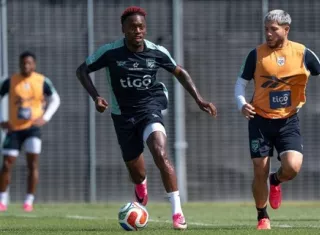 José Luis 'Puma' Rodríguez conduce el balón durante la práctica de este viernes. Foto: FPF