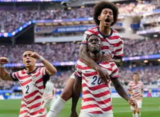 Folarin Balogun (20) celebra uno de sus goles con sus compañeros de Estados Unidos. 