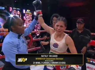 Nataly Delgado cuando es decretada ganadora del combate. 