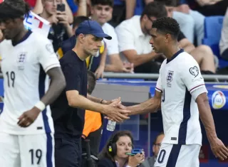 Imagen de archivo del seleccionador de Inglaterra Thomas Tuchel (c) junto a Jude Bellingham. Foto: EFE