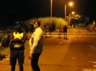 Se conoció que el joven de 18 años recibió un disparo en el cuello, mientras que el adolescente de 14 años fue impactado en el abdomen. 