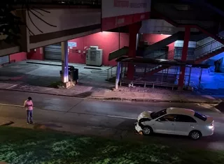 Caminaban juntos, él corrió, un sedán lo atropello y murió