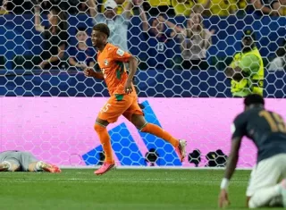 Amad Diallo (izq.) celebra su gol anotado y que fue el decisivo para el triunfo de Costa de Marfil sobre Ecuador. 