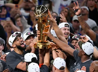 Jugadores de los Knicks con el trofeo de campeones de la NBA 