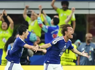 Daichi Kamada (der.), de Japón, celebra su gol anotado en el partido ante Países Bajos. Foto: EFE