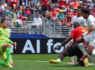 El egipcio Mohamed Hany (3) anota un autogol frente al belga Romelu Lukaku (9) y el arquero egipcio Mostafa Shoubir (23) durante el partido del Grupo G entre Bélgica y Egipto.