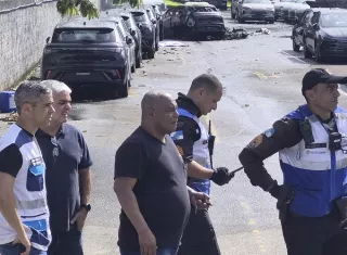 El alcalde de la ciudad, Eduardo Cavaliere, los helicópteros realizaban vuelos de traslado hacia Angra dos Reis, en el litoral de Río, y hacia la región de la sierra fluminense. Foto. EFE