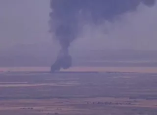 Varias imágenes tomadas en el entorno de la base aérea, situada en el condado de Kern, muestran una gran columna de humo negro. Captura de video/EFE