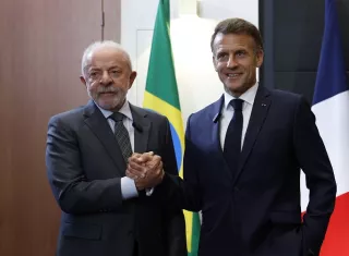 Luiz Inácio Lula da Silva y Emmanuel Macron, acordaron tomar medidas para "profundizar" la cooperación transfronteriza entre Brasil y la Guayana Francesa. Foto. EFE
