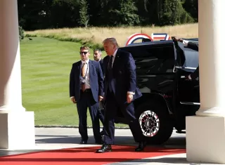 El presidente de EE. UU., Donald J. Trump, llega al Hotel Royal antes de la cumbre del G7 en Evian-les-Bains, Francia, donde tenía que ser recibido por Emmanuel Macron. Foto. EFE