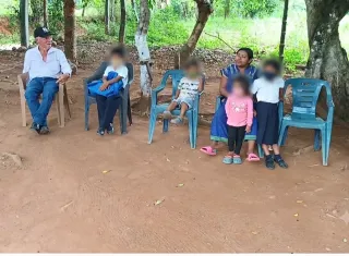 Actualmente, los actos religiosos y vecinales se realizan en un techo improvisado que no cumple con las condiciones mínimas de seguridad. Foto. Melquíades Vásquez