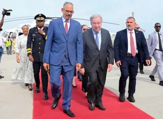 Primer Ministro de Haití de su mandatario, Alix Didier Fils-Aimé (i), junto al secretario general de la ONU, António Guterres, durante una visita de solidaridad este martes, en Puerto Príncipe (Haití). Foto. EFE
