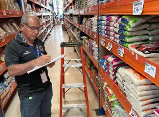 Autoridades recorren silos, molinos y comercios para determinar si la producción nacional es suficiente para abastecer la demanda de los panameños.