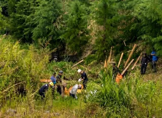 Los rescatistas de los Bomberos lograron evacuar a los heridos.  Foto: soydevolcan / Mejorada AI