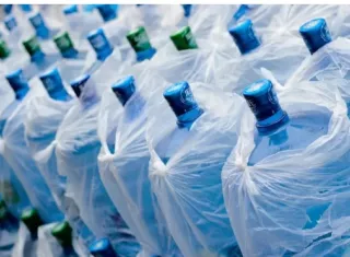 El nuevo decreto mantiene en vigor las disposiciones del Decreto Ejecutivo No. 24 del 12 de junio de 2025, que estableció de forma temporal un precio tope para la venta al por menor de agua embotellada en diferentes presentaciones.