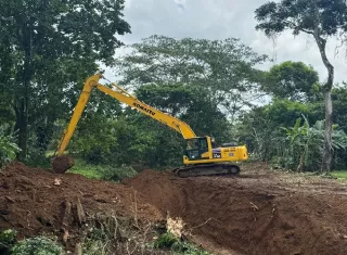Con una pala mecánica, se logró la remoción eficiente de sedimentos, maleza y otros materiales acumulados. Foto. Cortesía