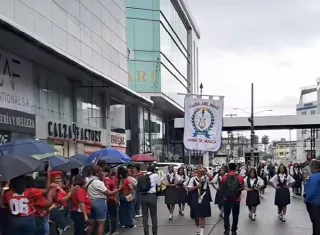 Se llevó a cabo un desfile para celebrar los 78 años de la Zona Libre de Colón. Foto. Diómedes Sánchez