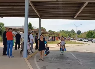 Los padres de familia están preocupados por el incremento del pasaje, ya que muchos estudiantes tendrían que desplazarse a centros educativos ubicados a mayor distancia de sus hogares.  Foto. Thays Domínguez