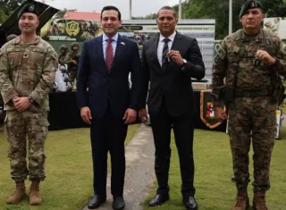 El embajador de Estados Unidos en Panamá, Kevin Marino Cabrera, entregó esta semana más de 5 millones de dólares en equipos de seguridad marítima, fronteriza y cibernética al Ministerio de Seguridad Pública.
