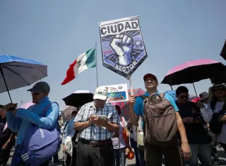 La movilización de la CNTE ocurre tras 16 días de huelga nacional y en medio de las exigencias del movimiento para reabrir negociaciones sobre demandas laborales y de seguridad social. Foto. EFE