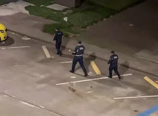 Disparos y piedras fue lo que recibieron los policías en Altos de Los Lagos.  /   Imagen mejorada con IA