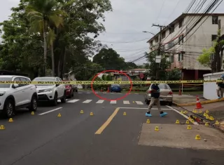 Sicarios en moto acribillan a un hombre y su hijastra en La Locería