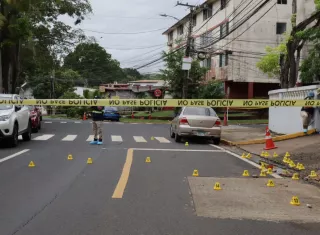 Una menor y su padrastro fueron asesinados ayer cuando sujetos en moto abrieron fuego contra el auto en el que viajaban ambas víctimas. 