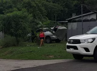 Una de las víctimas fue ubicada ejecutada ene l maletero de la camioneta.  /  Foto: Alexander Santamaría