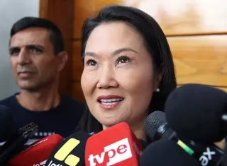 Keiko Fujimori se acerca a ser la próxima presidenta de Perú al aventajar este jueves en cerca de 40.000 votos al izquierdista Sánchez, cuando restan por escrutarse alrededor de 113.000 votos de la segunda vuelta de las elecciones presidenciales, celebrada el pasado 7 de junio. Foto. EFE