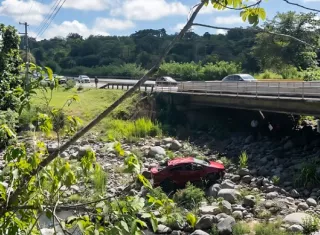 El conductor se salió del sedán, por lo que falleció en la escena del accidente.  /  Imagen generada con IA