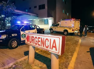 La víctima fue trasladada al hospital, pero las heridas ocasionadas por las balas eran tan graves que falleció en el cuarto de urgencia.  /  Imagene generada con IA