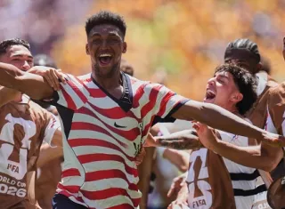 Alex Freeman celebra al anotar el segundo gol de Estados Unidos. 
