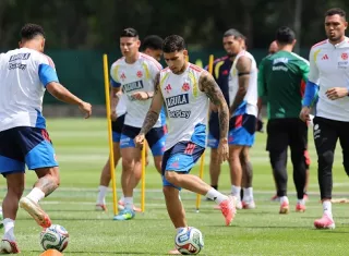 Los jugadores de la selección de Colombia durante el entrenamiento que ha realizado este viernes en Academia 'Aga' en Zapopan, Jalisco. Foto: EFE