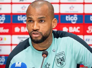 Luis 'Manotas' Mejía habló con la prensa deportiva en el campamento base. Foto: FPF