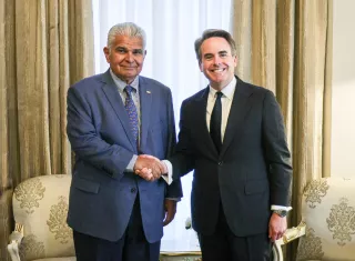 La invitación fue entregada este viernes en el Palacio de las Garzas por Matthew Swift, presidente y cofundador de Concordia.