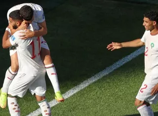 El marroquí Ismael Saibari (11) es felicitado por sus compañeros al anotar el único gol del partido. Foto: EFE